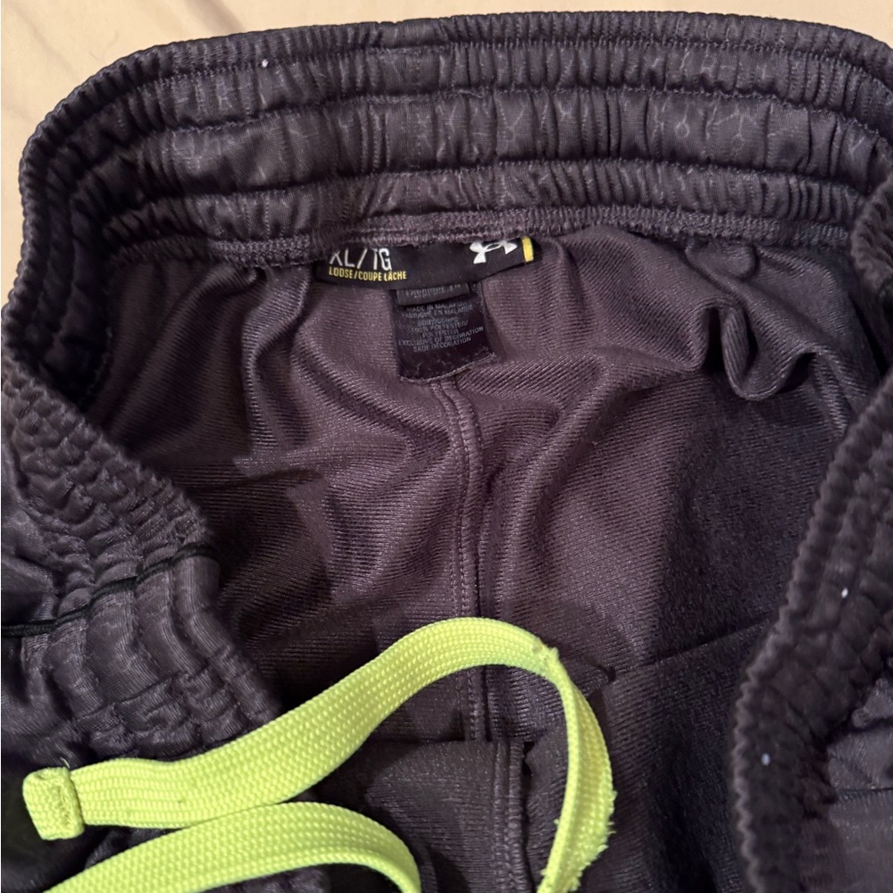 Under Armour men’s xl sweatpants dark grey, almost black. - Picture 3 of 3